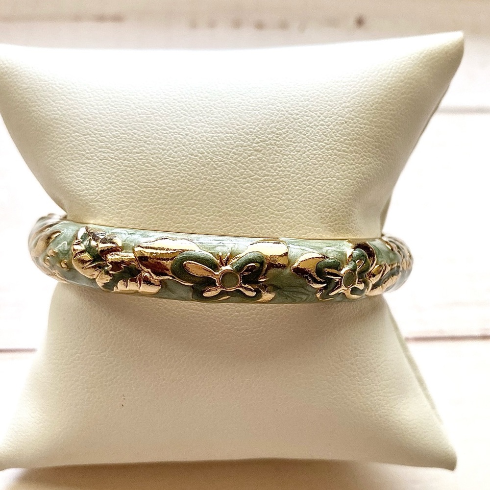 Gorgeous Butterfly hinged bracelet - Picture 1 of 5